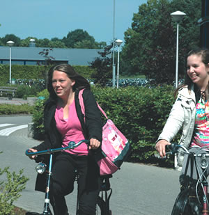 leerlingen fietsen naar huis